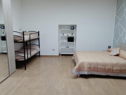 卡瓦德蒂雷尼B&B Perla Cavese的一间卧室配有一张床和一张双层床。