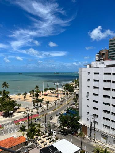 福塔莱萨Stúdio Beira Mar的从大楼内可以欣赏到海滩和海洋的景致