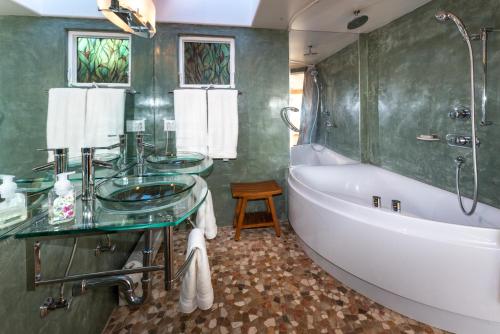 布拉格堡Puffin's Perch的带浴缸、水槽和浴缸的浴室