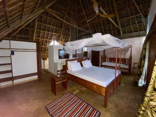 南威Zuzanu house的一间卧室配有一张带天蓬的床