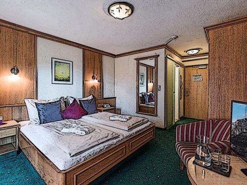 蒂罗尔州圣约翰Hotel Crystal - KitzHorn Suites的卧室的图画,带一张床和一把椅子