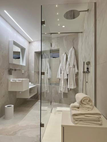 巴尔O verso du Château - STUDIO 11的带淋浴、盥洗盆和镜子的浴室