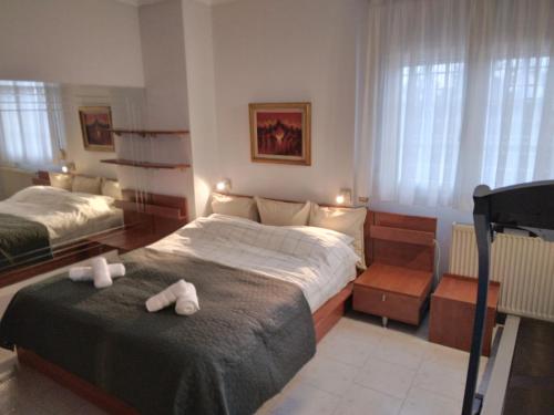 塞萨洛尼基Villa in Panorama, Thessaloniki, with a swimming pool. Host: Mr. George的一间卧室配有一张带两条白色毛巾的床