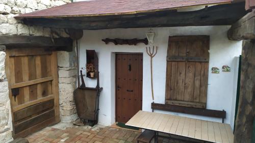 卡斯特里略戴尔瓦尔CAMINO DE ATAPUERCA的一间小房子,带两个门和桌子