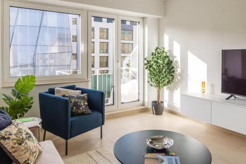 卢森堡Hamilius Apartments City Center Luxembourg by Rentaroo的客厅配有蓝色椅子和桌子