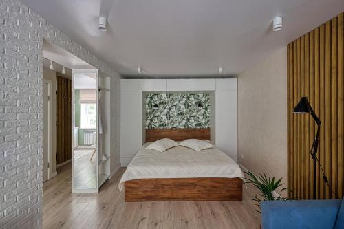 阿拉木图апартаменты Djent-house的卧室配有一张床,墙上挂有绘画作品