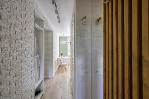 阿拉木图апартаменты Djent-house的一间带步入式淋浴间和桌子的浴室