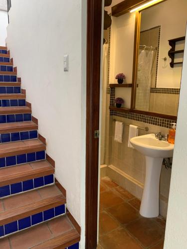 危地马拉安地瓜Casa Anabel的一间带水槽、卫生间和楼梯的浴室