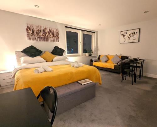 卡迪夫Studio for Professionals Trades Relocators的一间卧室配有黄色的床和沙发