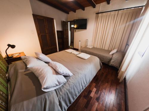 萨尔塔萨尔塔拉卡斯塔公寓的酒店的客房 - 带两张带枕头的床