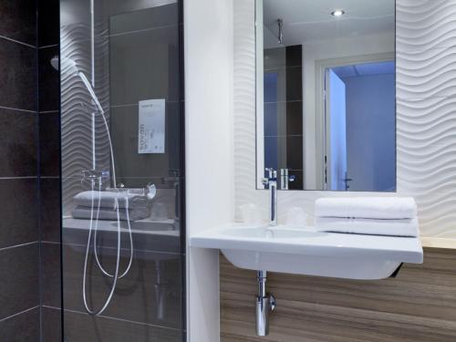 波尔多西部 - 梅里尼亚克机场钟楼酒店的一间浴室
