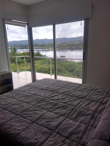 维拉卡洛斯帕兹lacasonavistalago的一间卧室配有一张床,享有湖景