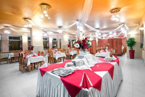 贝斯基德地区苏哈蒙提斯酒店的一间设有红色和白色桌椅的用餐室