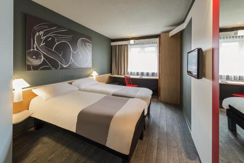 慕尼黑施瓦宾区宜必思公园酒店客房内的一张或多张床位