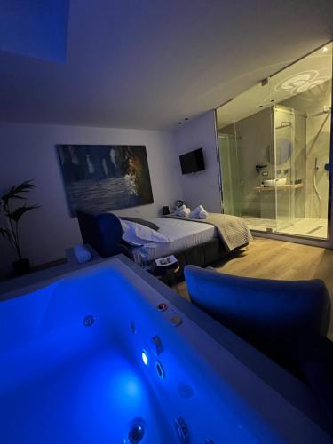 巴勒莫Four Luxury Suite的一间设有床铺和浴缸的客房