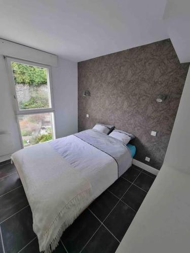 格勒诺布尔Le Bon Quai的一间卧室设有一张大床和窗户