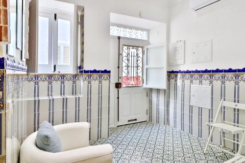 奥良Zenit charm Olhao relax cubist House的客厅配有白色椅子和窗户