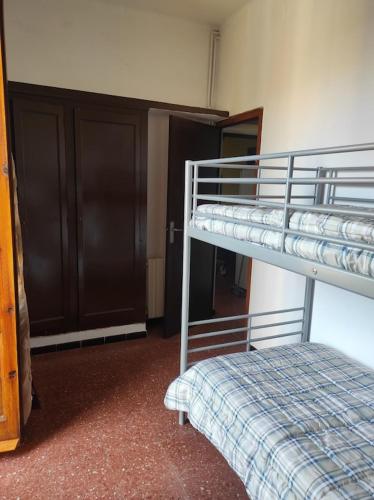 马塔罗Apartamentos Can bruguera 2的客房设有两张双层床和衣柜。