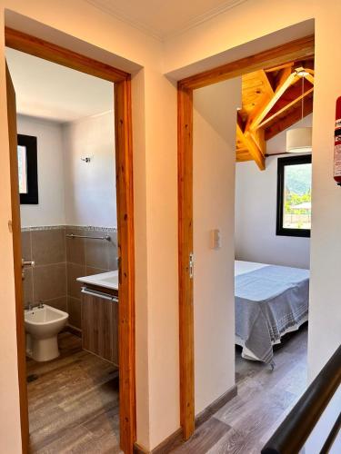 普埃洛湖Complejo Camino al Lago的客房设有浴室、床和水槽