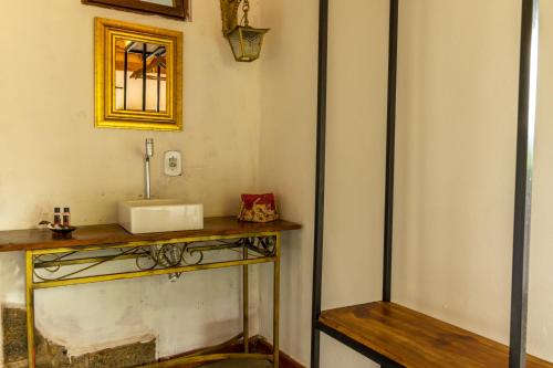康塞高伊比蒂波卡Pousada Casa do Geninho的一间带水槽和镜子的浴室