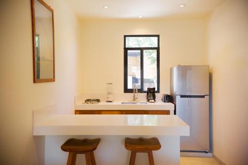 埃斯孔迪多港Bungalows Oasis的厨房配有水槽和冰箱