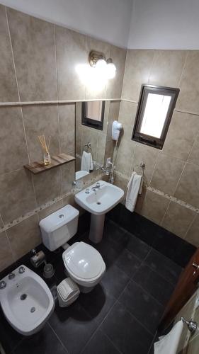 圣何塞Altos del Campo的浴室配有白色卫生间和盥洗盆。