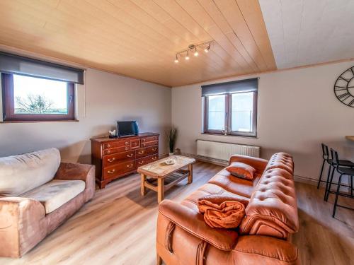 LégliseCozy holiday home for 6 people in Léglise in the Ardennes的客厅配有沙发和桌子