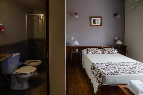 圣萨尔瓦多德朱马内圣萨尔瓦多德久久酒店的一间卧室配有一张床,浴室设有卫生间
