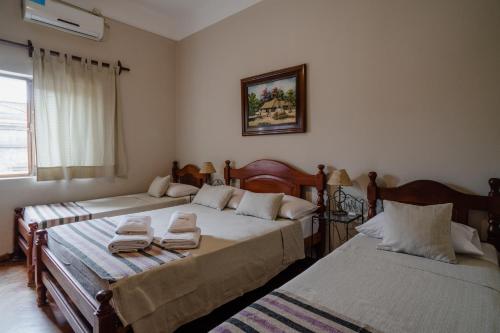 圣萨尔瓦多德朱马内圣萨尔瓦多德久久酒店的一间卧室配有两张带毛巾的床