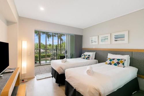 金斯克里福Peppers Plunge Pool Perfection 2br spa suite的酒店客房设有两张床和一个阳台。