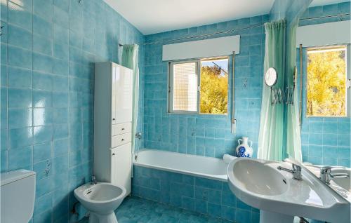 Bedmar3 Bedroom Nice Home In Bedmar的蓝色瓷砖浴室设有水槽和卫生间