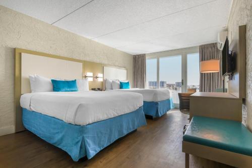 德斯坦Inn on Destin Harbor, Ascend Hotel Collection的酒店客房设有两张床和大窗户。