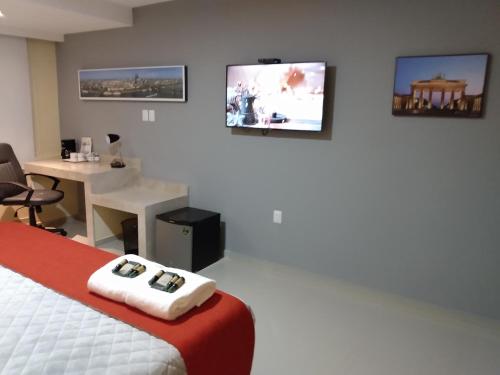 韦拉克鲁斯EXECUTIROOMS VERACRUZ的客房设有床、书桌和电视。