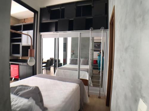 尼泰罗伊Maravilhoso Loft vista mar OCEANVIEW的一间卧室设有两张床和大窗户