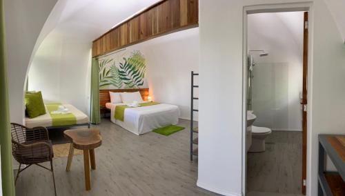 圣维森特ROYAL SUITES - PORT BARTON的一间酒店客房 - 带一张床和一间浴室