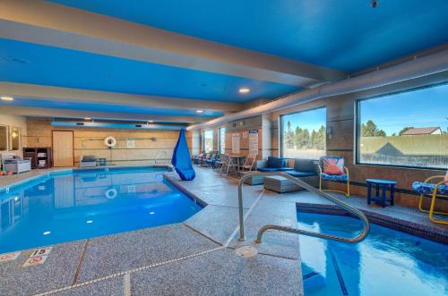 西黄石西黄石假日酒店的游泳池位于酒店带客厅的房间内