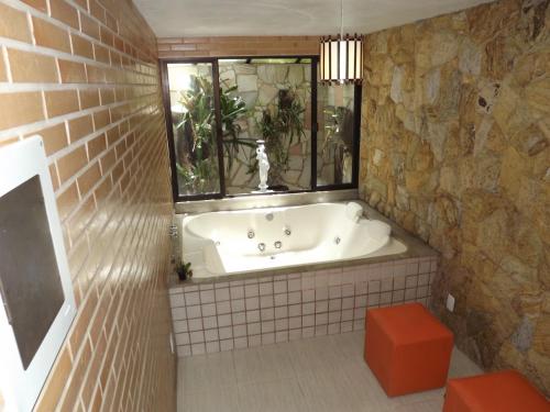 特雷索波利斯Pousada Pé da Tartaruga的带浴缸的浴室和窗户