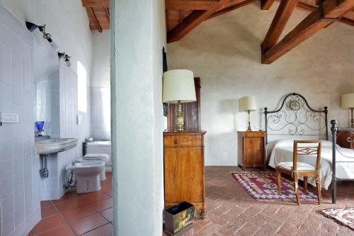 瓦尔的圣卡西亚诺卡斯泰罗迪比比昂酒店的一间卧室配有床、水槽和卫生间