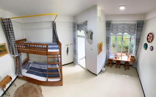 Kon TumKontum Home Sweet Homestay的带两张双层床和楼梯的客房