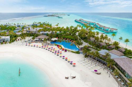 南马累环礁Hard Rock Hotel Maldives的蓬塔卡纳高级度假村享有海滩的空中景致