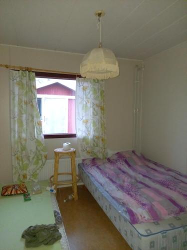 JuukaTalo mäellä的一间卧室设有一张床和一个窗口