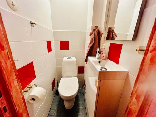 马尔默Stella's Home的浴室配有白色卫生间和盥洗盆。