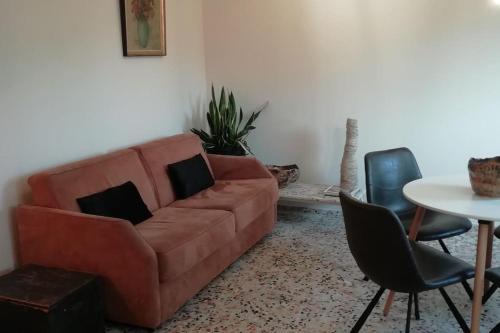 StadenDreve14的客厅配有棕色沙发和桌子