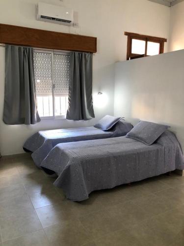 康考迪亚Calido y centrico monoambiente的卧室内的一张大床,设有窗户