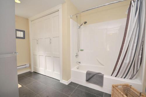 悉尼Heron View Cottage的带淋浴和浴缸的浴室