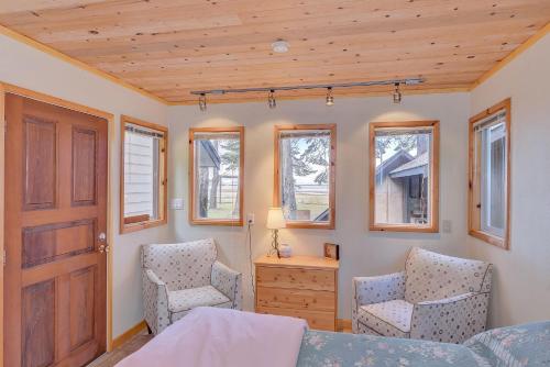 科莫克斯Kye Bay Beach House的一间卧室配有一张床、两把椅子和一扇门