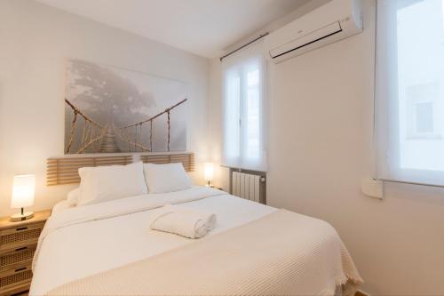马德里Fee4Me Vallés 6的白色的卧室设有一张白色大床和一个窗户。
