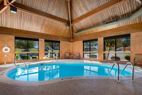 列克星敦弗吉尼亚州霍斯中心康福特因酒店的一座带木制天花板的大型室内游泳池