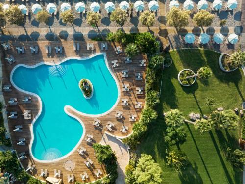 法里拉基Esperos Mare Resort的享有度假村游泳池的空中景致