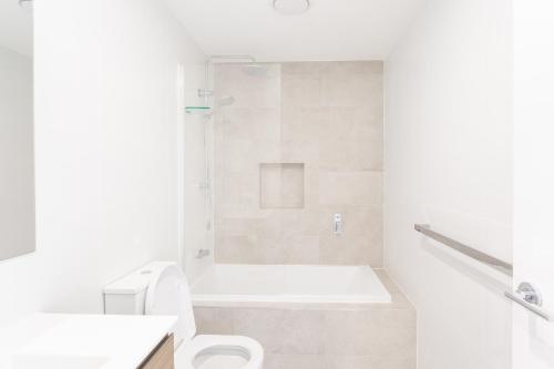 New LambtonChapel Heights Apartments的白色的浴室设有浴缸和卫生间。